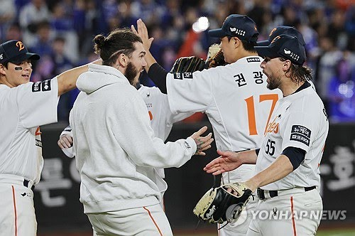 한국시리즈 진출에 기뻐하는 한화 선수들 [연합뉴스]