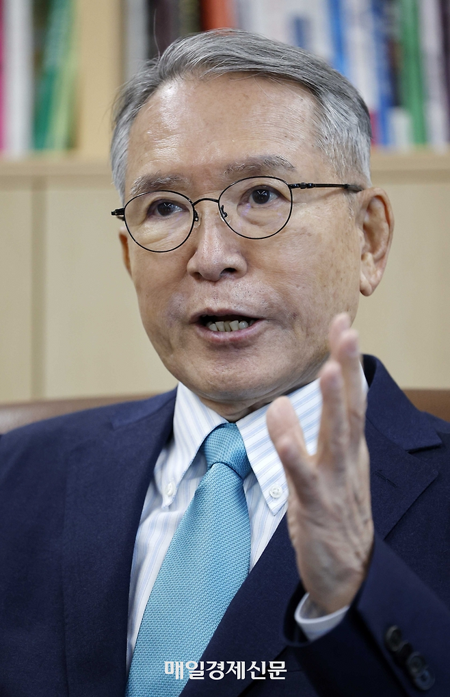 김형오 전 국회의장이 지난 30일 매일경제와 만나 인터뷰하고 있다. 김호영 기자