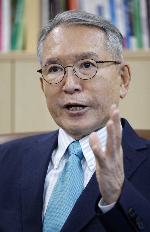 김형오 전 국회의장이 지난달 30일 매일경제와 인터뷰하고 있다.  김호영 기자