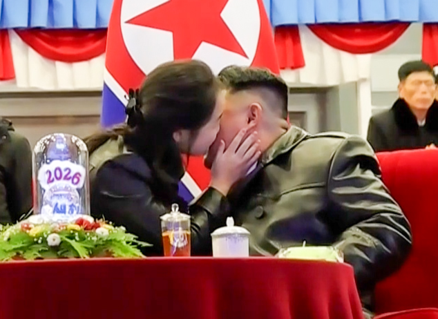 새해 맞아 김정은 볼에 입 맞추는 주애. [조선중앙TV]