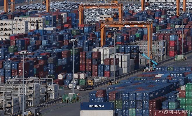(평택=뉴스1) 김성진 기자 = 지난해 한국의 수출이 사상 처음 7000만달러를 넘겼다. 역대 최대 실적 기록이다. 반도체 수출이 1734억달러로 역대 최대치를 경신하며 전체 수출 증가를 견인했다.  산업통상자원부는 1일 발표한 '2025년 연간 및 12월 수출입 동향'에서 2025년 수출이 전년 대비 3.8% 증가한 7097억 달러를 기록해 역대 최대치를 달성했다고 밝혔다.  사진은 이날 경기 평택시 포승읍 평택항에 수출용 컨테이너가 세워져 있는 모습. 2026.1.1/뉴스1  Copyright (C) 뉴스1. All rights reserved. 무단 전재 및 재배포,  AI학습 이용 금지. /사진=(평택=뉴스1) 김성진 기자