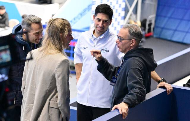 파에스 전 우리카드 감독이 대한항공 하파엘 코치, 삼성화재 아히의 아내와 이야기를 나누고 있다 / 한국배구연맹(KOVO)