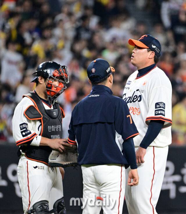 2025년 9월 26일 오후 대전 한화생명 볼파크에서 열린 '2025 신한 SOL뱅크 KBO 리그' LG 트윈스와 한화 이글스의 경기. 한화 선발투수 류현진이 6회초 2사 1.2루서 양상문 투수코치의 조언을 듣고 있다./마이데일리