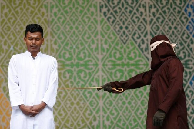 4일 인도네시아 아체주에서 한 남성이 태형을 받고 있다. [EPA=연합]