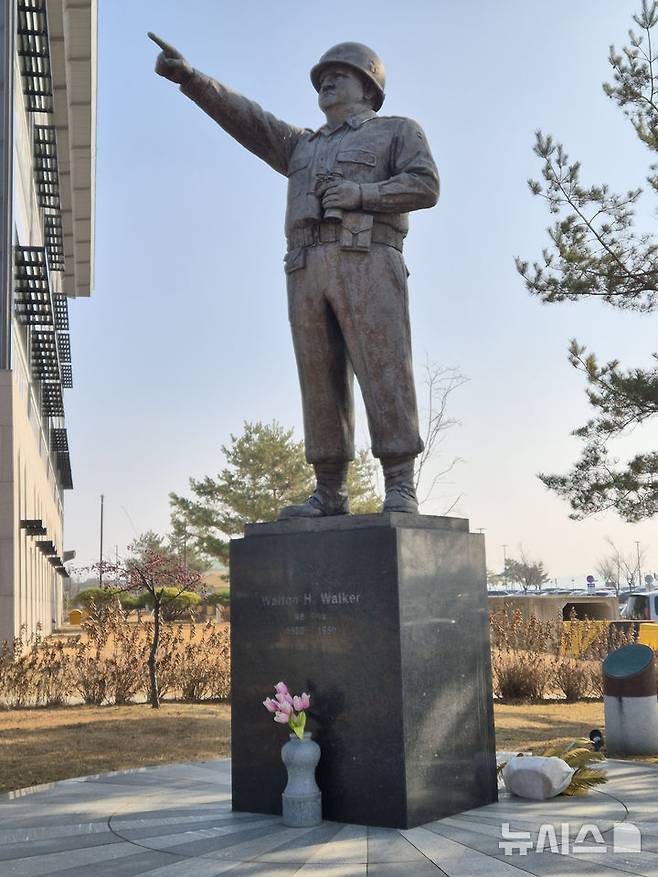 [험프리스(평택)=구자룡 기자] 경기도 평택 '개리슨 험프리스'에세워진 월튼 H 워커 8군 사령관 동상. 그는 6·25 전쟁 직후부임해 낙동강을 지켜내 인천상륙작전이 가능하게 하는 등 전쟁 초기 분투했으나 불의의 교통사고로 사망했다. 2026.01.01.