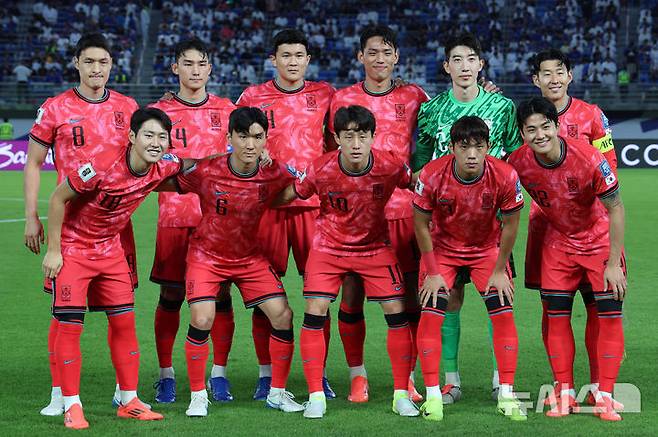 [쿠웨이트시티(쿠웨이트)=뉴시스] 이영환 기자 = 14일 오후(현지시각) 쿠웨이트 자베르 알아흐마드 국제경기장에서 열린 2026 국제축구연맹(FIFA) 북중미 월드컵 아시아 3차 예선 B조 5차전 한국과 쿠웨이트의 경기, 한국 손흥민과 선수들이 경기를 앞두고 기념촬영을 하고 있. 뒷줄 오른쪽부터 손흥민, 조현우, 오세훈, 김민재, 조유민, 박용우, 이강인(앞줄 왼쪽부터), 황인범, 이재성, 이명재, 설영우. 2024.11.15. 20hwan@newsis.com