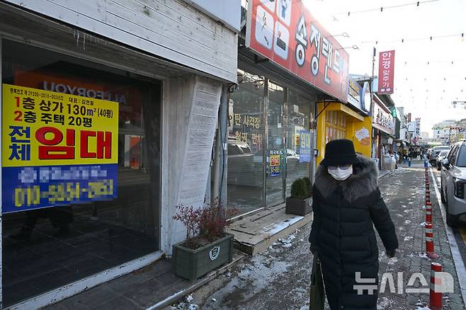 [광주=뉴시스] 이현행 기자 = 지난 26일 오후 광주 광산구 광주송정역 앞 메인 상권으로 불리는 '도란도란 송정길'은 주민들 사이에서 일방통행 도로를 빗대 '일방로'로 불린다. 폭 10ｍ 도로를 사이에 두고 상가가 늘어서 있지만, 20~30ｍ 간격으로 '임대' 안내문이 붙은 빈 점포들이 이어졌다. 2025.12.30. lhh@newsis.com