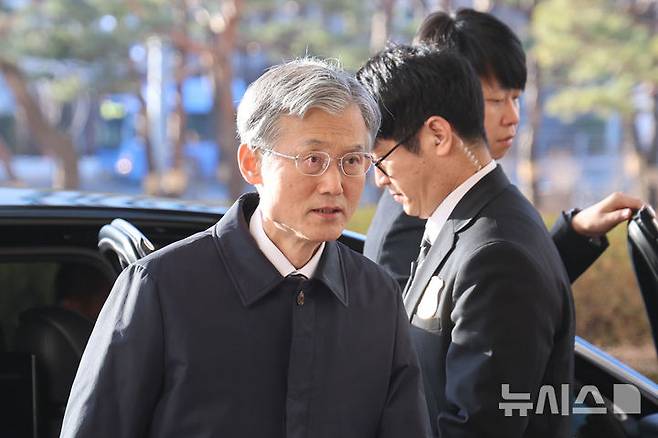 [서울=뉴시스] 권창회 기자 = 조희대 대법원장이 31일 오전 서울 서초구 대법원으로 출근하고 있다. 2025.12.31. kch0523@newsis.com