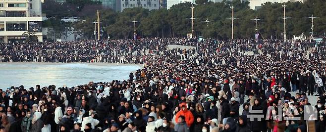 [부산=뉴시스] 하경민 기자 = 2026년(병오년) 새해 첫날인 1일 오전 부산 해운대구 해운대해수욕장을 찾은 시민과 관광객들이 올해 첫 해돋이를 감상하고 있다. 2026.01.01. yulnetphoto@newsis.com