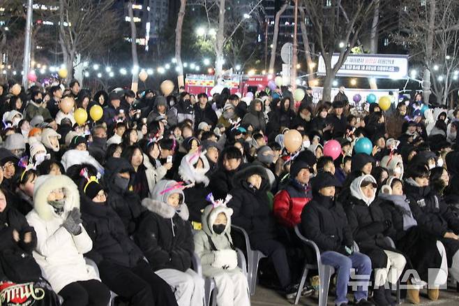 [천안=뉴시스] 최영민 기자=지난해 12월 31일 천안시청 앞 천안시민의 종에서 개최된 2025 천안시 제야행사에 체감온도 영하 10도 이상의 추위에도 많은 시민들이 자리했다. 2026.01.01 ymchoi@newsis.com