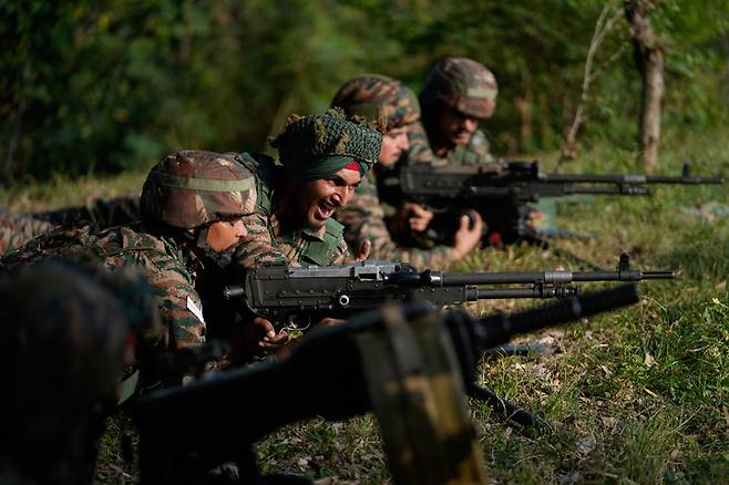 [아크누르=AP/뉴시스] 16일(현지 시간) 인도 잠무 북서쪽 약 66㎞ 떨어진 아크누르 지역에서 인도 군인들이 인도와 파키스탄을 가르는 실질통제선(LoC) 일대에서 순찰 및 전술 훈련을 하고 있다. 2025.10.17