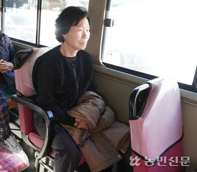 오랜 기다림 끝에 오른 버스는 7분 만에 병원과 약국, 하나로마트가 있는 면소재지에 도착했다.