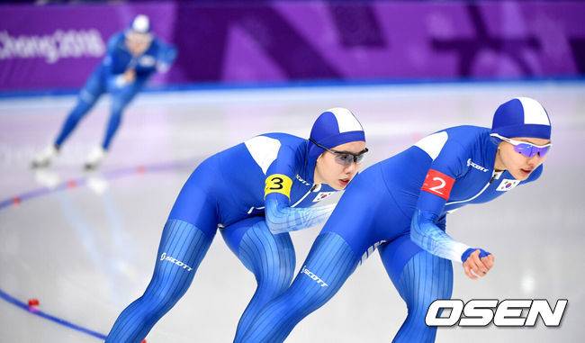 [OSEN=강릉, 민경훈 기자] 19일 오후 강원도 강릉 올림픽파크 스피드 스케이트 경기장에서 '2018 평창동계올림픽' 스피드 스케이팅 여자 팀 추월 준준결승 경기가 열렸다.한국 김보름, 노선영, 박지우가 역주를 펼치고 있다. /rumi@osen.co.kr