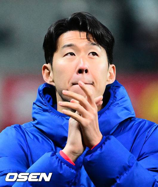 [OSEN=서울월드컵경기장, 지형준 기자] 홍명보 감독이 이끄는 한국 축구대표팀이 18일 오후 8시 서울월드컵경기장에서 열린 11월 A매치 두 번째 친선경기에서 '아프리카 강호' 가나를 상대로 1-0 승리했다.내달 2026 국제축구연맹(FIFA) 북중미 월드컵 조 추첨을 앞두고 열리는 마지막 평가전이었다. 한국은 가나까지 잡아내면서 사상 최초로 월드컵 포트 2를 확정하게 됐다. 이로써 대표팀은 홍명보 감독이 부임한 뒤 처음으로 A매치 2연전에서 나란히 승리를 거두게 됐다.경기를 마치고 대한민국 손흥민이 팬들에게 인사를 하고 있다. 2025.11.18 /jpnews@osen.co.kr