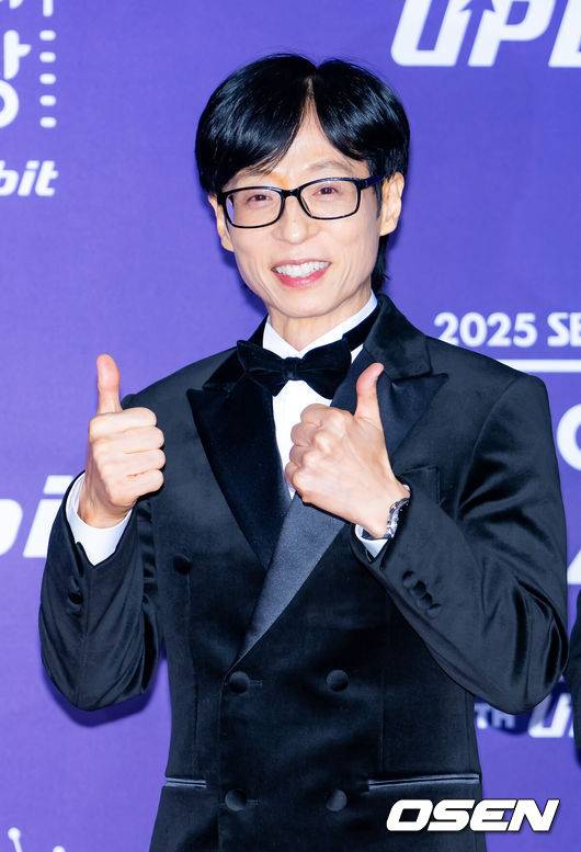 [OSEN=민경훈 기자] 30일 오후 서울 마포구 상암 SBS 프리즘타워에서 ‘2025 SBS 연예대상’ 포토월 행사가 열렸다.올해 대상 후보는 유재석, 전현무, 탁재훈, 신동엽, 이상민, 서장훈, 지석진이 올라 대상을 두고 치열한 경쟁을 펼친다.'런닝맨'의 유재석이 레드카펫을 밟으며 포즈를 취하고 있다. 2025.12.30 /rumi@osen.co.kr