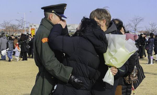 해병대 교육훈련단에서 열린 해병 1324기 수료식에서 신병이 가족들과 수료의 기쁨을 함께 나누고 있다.