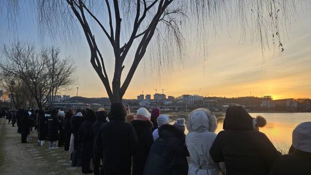 1일 오전 경기 의왕시 왕송호수에서 해맞이객들이 일출을 감상하고 있다. 채민석 기자
