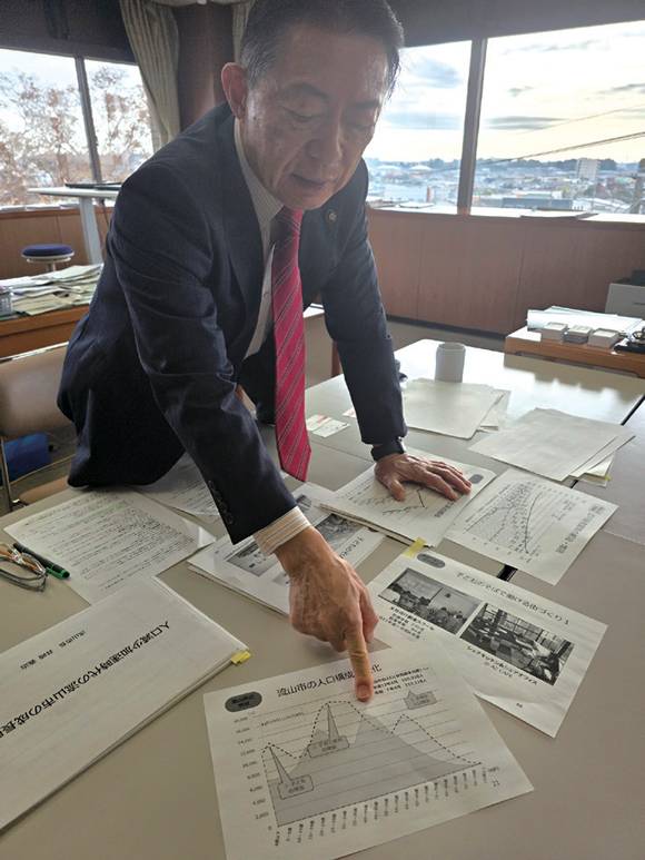 2025년 12월11일 나가레야마 시청에서 인터뷰 중인 이자키 요시하루 시장 모습 ⓒ시사저널 이태준