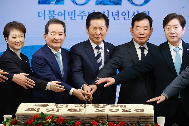 정청래 더불어민주당 대표가 새해 첫날인 1일 서울 여의도 중앙당사 당원존에서 열린 신년 인사회에 참석해 떡케이크를 자르고 있다. 왼쪽부터 이언주 최고위원, 상임고문인 정세균 전 국무총리, 정 대표, 상임고문인 김진표 전 국회의장, 황명선 최고위원 ⓒ연합뉴스