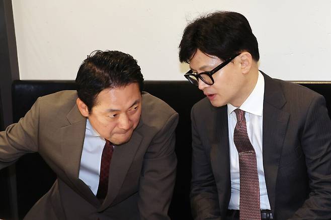 2024년 6월24일 당시 국민의힘 당 대표 경선에 출마한 한동훈 전 비상대책위원장(오른쪽)이 서울 여의도의 한 식당에서 장동혁 의원과 대화하고 있다. ⓒ연합뉴스