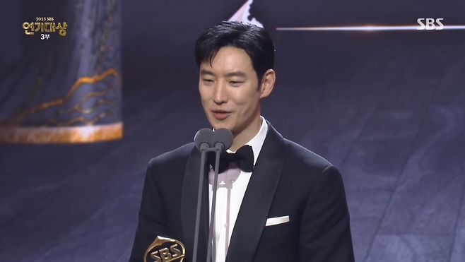 ‘2025 SBS 연기대상’ 대상을 수상한 이제훈. 방송 화면