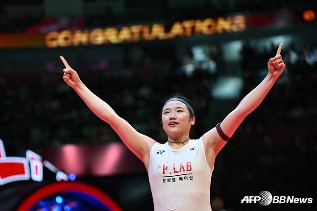 안세영이 지난달 BWF 월드투어 파이널스 2025에서 정상에 오른 뒤 포효하고 있다. /AFPBBNews=뉴스1
