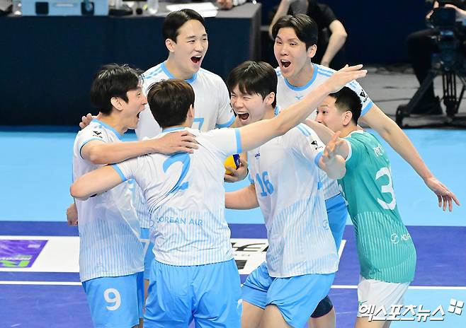 1일 오후 인천 계양체육관에서 열린 '진에어 2025-2026 V-리그' 대한항공과 삼성화재의 경기, 대한항공 선수들이 득점 후 기뻐하고 있다. 인천, 김한준 기자