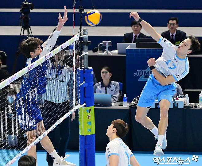 1일 오후 인천 계양체육관에서 열린 '진에어 2025-2026 V-리그' 대한항공과 삼성화재의 경기, 대한항공 임동혁이 공격을 시도하고 있다. 인천, 김한준 기자