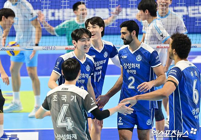 1일 오후 인천 계양체육관에서 열린 '진에어 2025-2026 V-리그' 대한항공과 삼성화재의 경기, 삼성화재 선수들이 득점 후 기뻐하고 있다. 인천, 김한준 기자