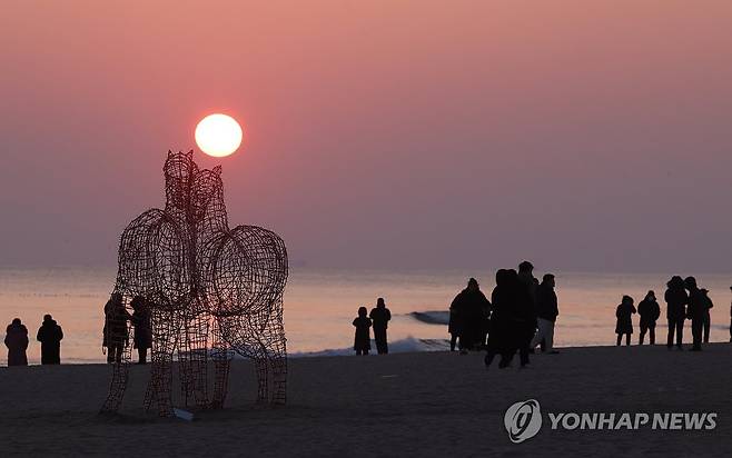경포해변에 마련된 말 조형물 포토존 [연합뉴스 자료사진]