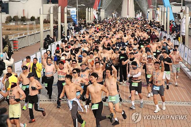 새해 시작 알리는 맨몸마라톤 대회 (대전=연합뉴스) 2026년 새해 첫날인 1일 대전 유성구 엑스포과학공원 인근에서 충청권 주류기업 선양소주 주최로 '2026 선양 맨몸마라톤' 대회가 열리고 있다. 2026.1.1 [선양소주 제공. 재판매 및 DB 금지] soyun@yna.co.kr