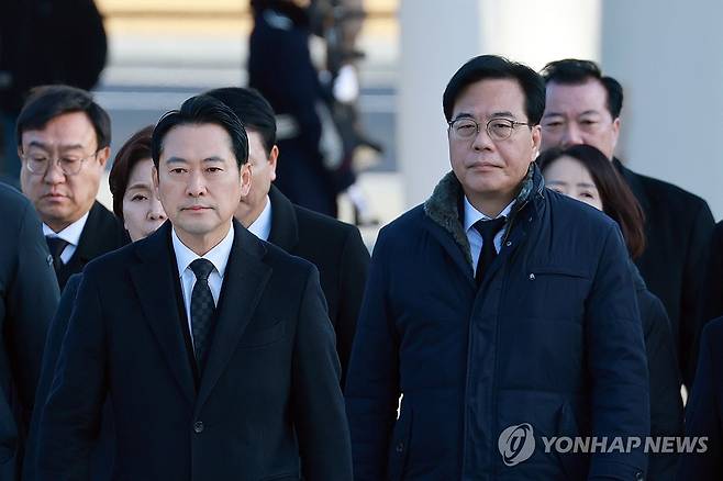 새해 첫날 현충원 찾은 국민의힘 지도부 (서울=연합뉴스) 신현우 기자 = 국민의힘 장동혁 대표와 송언석 원내대표가 새해 첫날인 1일 서울 동작구 국립서울현충원 현충탑으로 향하고 있다. 2026.1.1 nowwego@yna.co.kr