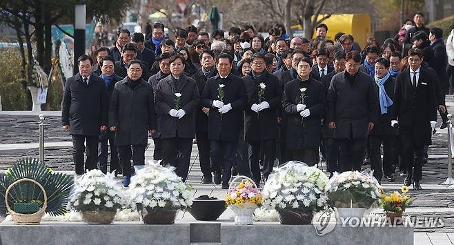 정청래 민주당, 노무현 전 대통령 묘역 참배 (김해=연합뉴스) 김동민 기자 = 더불어민주당 정청래 대표가 1일 경남 김해시 진영읍 봉하마을 노무현 전 대통령 묘역을 참배하고 있다. 2026.1.1 image@yna.co.kr