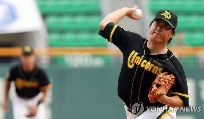 역투하는 전준호 현대 유니콘스 시절 역투하는 전준호. [연합뉴스 자료사진]