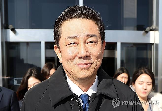 전격 사퇴 후 국회 나서는 김병기 전 원내대표 (서울=연합뉴스) 김성민 기자 = 더불어민주당 김병기 전 원내대표가 30일 서울 국회 본관을 나서고 있다. 2025.12.30 ksm7976@yna.co.kr