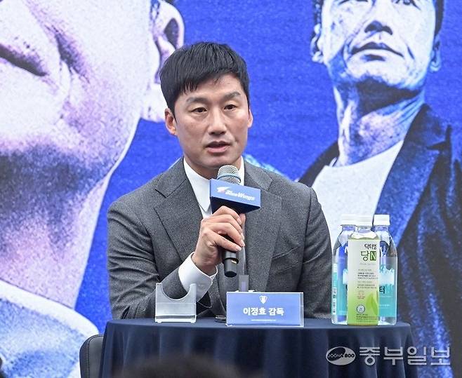 2일 수원 도이치오토월드 차란차 스튜디오에서 열린 취임 기자회견에서 이정효 수원 삼성 감독이 취재진의 질문에 답변하고 있다. 임채운기자