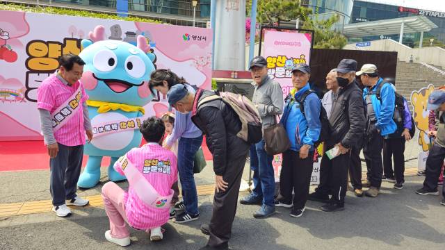 양산시 게릴라 홍보단이 지난해 4월 21일 서울역에서 시민들을 상대로 2026년 양산방문의 해 홍보를 하고 있다. 김태권 기자