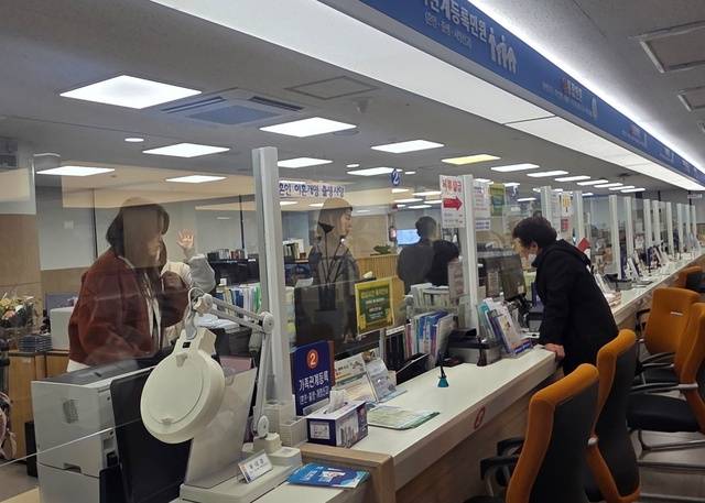 70대 어르신 이모씨가 2일 오전 11시54분께 건축물 대장을 발급하기 위해 다급히 민원실을 찾았다.. 점심시간이 다가오자 직원들이 점심시간 이전 업무를 마치기 위해 일사불란하게 움직이고 있다. 구아영 기자