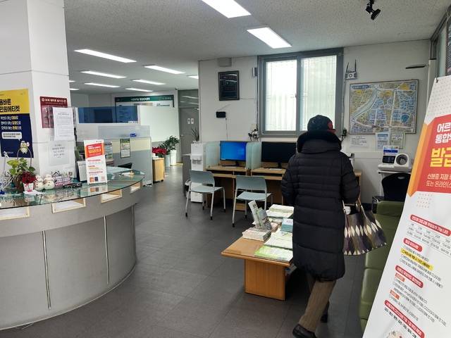2일 낮 12시40분께 수성4가동행정복지센터를 찾았지만, 직원이 없어 대기장소로 향하는 모습. 김정원 기자