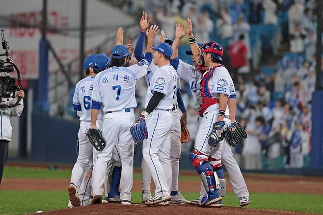 지난해 10월13일 SSG 랜더스와의 준플레이오프 3차전 후 삼성 라이온즈 선수들이 승리 세레머니를 하고 있다. <삼성 라이온즈 제공>