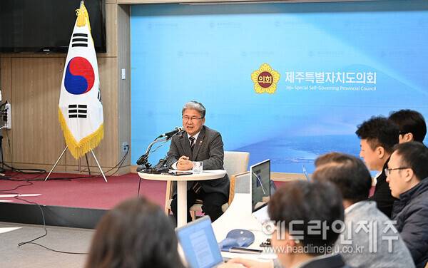 이상봉 제주도의회 의장이 출입기자단과 신년대담을 하고 있다.