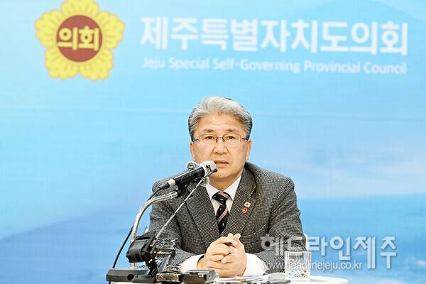 이상봉 제주도의회 의장이 출입기자단과 신년대담을 하고 있다.