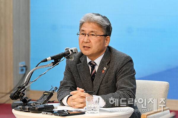 이상봉 제주도의회 의장이 출입기자단과 신년대담을 하고 있다.