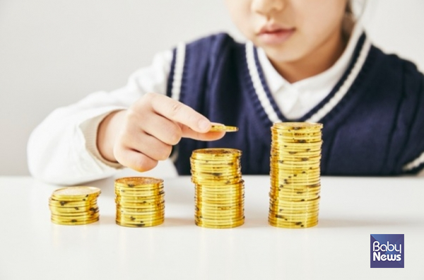 아이의 경제관념은 교재가 아니라 부모의 일상에서 가장 먼저 형성된다. ⓒ베이비뉴스