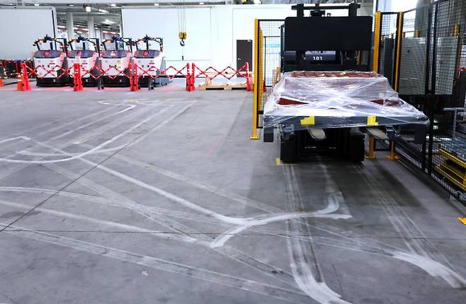 현대무벡스 청라R&D센터에서 플랫바디·포크형 무인이송로봇(AGV)가 테스트를 진행한 공장 바닥에 로봇 바퀴자국이 선명하게 남아 있다.
