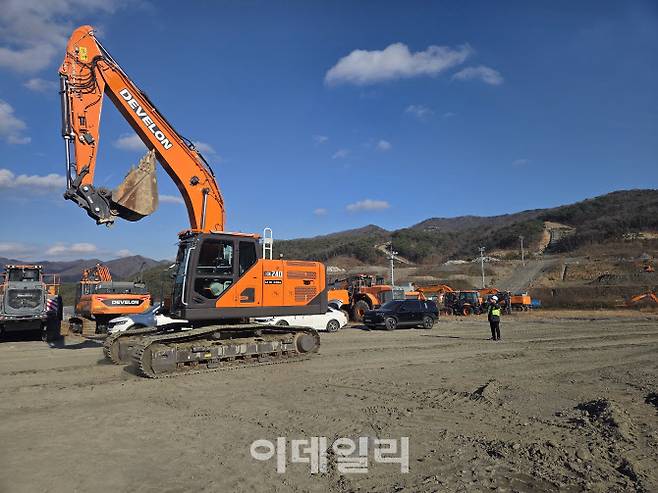 지난달 4일 방문한 HD건설기계의 충남 보령 성능시험장. HD건설기계의 24톤(t)급 디벨론 중형 굴착기(DX240)가 후진하는 가운데, 사람을 인식하고 스스로 정지하는 E-STOP 기능을 시험하고 있다.(사진=이데일리 김성진 기자.)