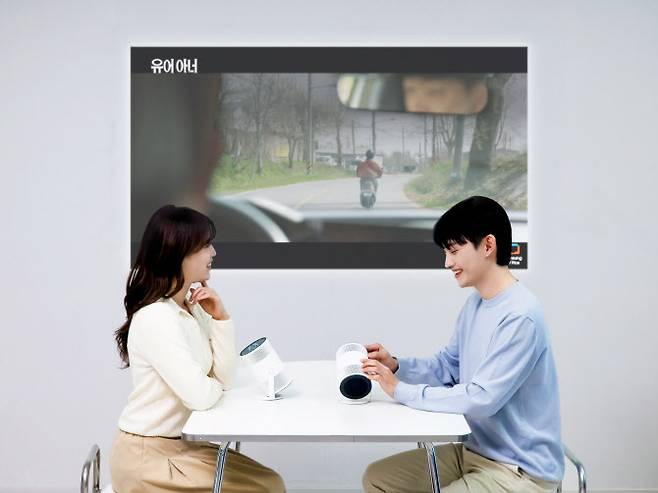 삼성전자 모델이 혁신적인 AI 포터블 프로젝터 ‘더 프리스타일+’를 소개하고 있다.(사진=삼성전자)