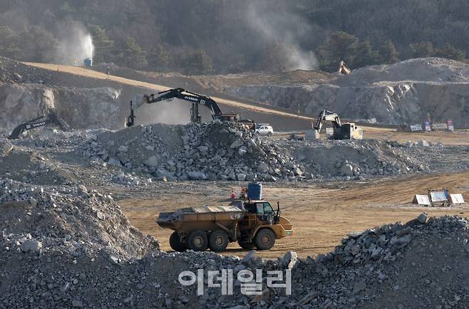 22일 찾은 용인시 처인구 원삼면 독성리, 죽능리 일원의 SK하이닉스 용인 반도체 클러스터에서 발파 석을 대형 굴착기가 험지 트럭에 싣고, 험지 트럭이 실어 나르고 있다. (사진=방인권 기자)
