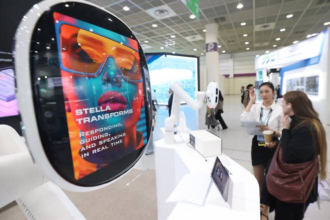 지난해 서울 강남구 코엑스에서 열린 KES 2025(한국전자전)에서 외국인 참관객이 AI로봇에 대해 질문하고 있다.(사진=연합뉴스)