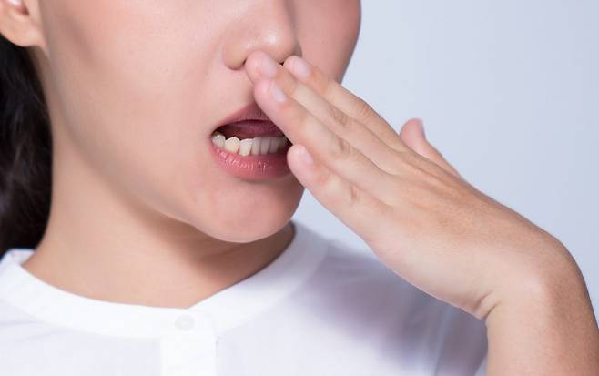 흡연자의 담배 냄새는 입 주위. 얼굴, 손, 옷에도 배여서 불쾌한 냄새를 풍긴다 사진=게티이미지뱅크